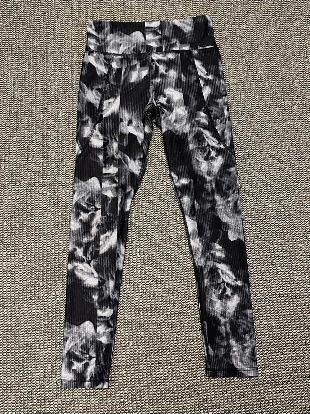 Old Navy Black & White Floral Ribbed High Rise Leggings - Picture 1 of 5